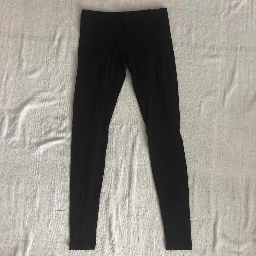 Black size 6 lululemon yoga pants